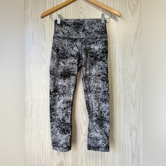Lululemon Wunder Under Crop High-Rise Full-On Luxtreme 21" Size 4 EUC - Picture 6 of 9